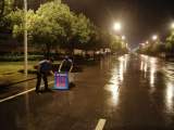暴雨中，肥西城管坚守一线
