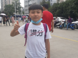 大考2020| 弟弟穿着“满分”T恤 接送参加高考的哥哥