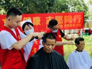 志愿者為肥西縣豐樂鎮三里小學安置點群眾理發