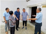 来安县教体工委副书记石坤同志慰问水口镇中心学校患病党员