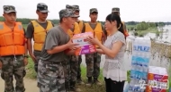 曾用乳汁為抗洪戰(zhàn)士療傷 安慶“紅嫂”今上江堤感謝部隊(duì)官兵