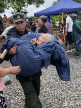 铜陵安平渡口转移群众  武警官兵将98岁老人抱下船