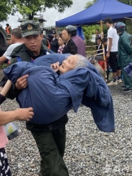 銅陵安平渡口轉移群眾  武警官兵將98歲老人抱下船