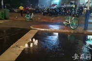 合肥筆峰路多處窨井蓋雨后又開始冒水  空氣中有臭味