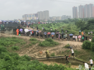 有市民前往合肥柏堰湖西南堤壩撈魚 管理人員進行安全提醒