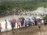 合肥柏堰湖大坝放水 大量市民在下游河道捞鱼