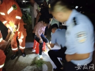 老人不慎落入水溝 歙縣消防緊急救援