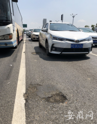 不足20米路面出現多個坑 司機吐槽蚌埠這條過境公路太“坑”車