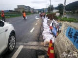 东至县公路分局及时处置桥面漫水保障道路通行安全