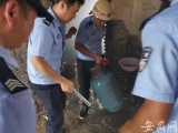 火场逆行！萧县民警拎出煤气罐消除隐患