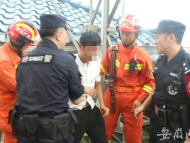 男子因生活壓力大坐在32樓樓頂 宿州消防火速前往營救