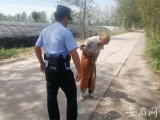 八旬老人暑天瘫坐路边，民警暖心救助送其回家