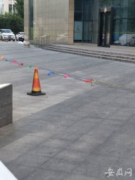 合肥一酒店24樓外立面玻璃爆裂掉下砸到地面兩輛車 所幸無人員受傷