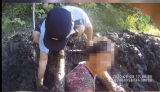 视频｜老人深陷淤泥 舒城警民合力徒手扒出一条救生路