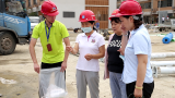 合肥市淮三小映月校区邀请家委会参与学校新建跑道成品抽样送检工作