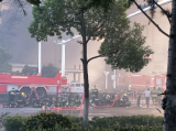 合肥天水路物流园火灾|火势正被逐渐控制，疲惫的消防员席地而坐休息换班