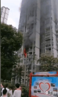 合肥欣園小區一住戶家突冒黑煙  兩男子從隔壁窗臺跨進陽臺滅火