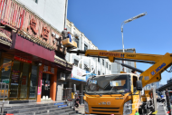 合肥望江賓館附近多個違規店招廣告牌被集中拆除