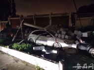 蚌埠發生一幕險情：貨車深夜刮倒電纜桿致多車受損 