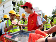 合肥：高溫天氣下，三萬斤西瓜送給一線工人解暑