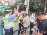 幼童顽皮误操作致伤严重，两地交警铁骑接力救助！       