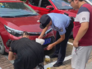 “我在對面考試”女子留字條后將2歲娃鎖車內 民警發現時孩子已大小便失禁 