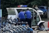 单车运维小哥中暑晕倒路边 城管烈日下为其顶班被拍下