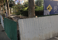 潛山路維修污水管工程已啟動(dòng)  現(xiàn)場圍起鐵皮圍擋