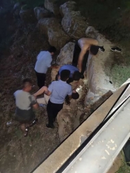 你跳水救人的樣子真帥！女子落水命懸一線 民警上演生死營(yíng)救