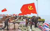 合肥市组织5万多名党员干部投身防汛应急抢险守护家园，他们冲在抗洪一线