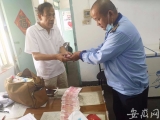 乘客将行李包遗失在站台  公交车驾驶员捡到后物归原主