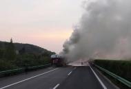 蕪湖：大貨車高速起火 消防4小時緊急撲救