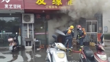 屯溪一饭店厨房起火 消防员拎出4个液化气罐