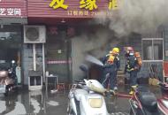 屯溪一飯店廚房起火 消防員拎出4個液化氣罐