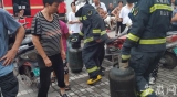屯溪一饭店厨房起火 消防员拎出4个液化气罐