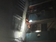 凌晨三點，消防員化身“蜘蛛俠”幫外賣員回家