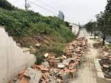 现场短新闻|合肥繁华大道与杭埠路交口围墙倒塌 半个多月无人清理