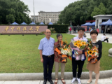 离汉前曾在华中科技大学留影 安徽支援湖北护士重返武汉陪儿子报到    
