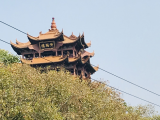 载着20多名喜宴宾客的大巴车突然起火，被烧成空壳