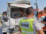 枞阳发生三车连环撞事故 一货车车头严重变形司机被困