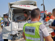 樅陽發生三車連環撞事故 一貨車車頭嚴重變形司機被困