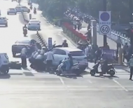 視頻丨女子被卷入車底 警民合力抬車救人