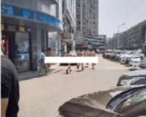  长沙数名男子当街裸奔 涉事广场：警方已介入，和广场无关