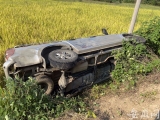 六安一皮卡车侧翻田地  司机不幸身亡