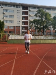  從小播下參軍入伍的種子  兩位長輩先后離世堅(jiān)定他投身軍旅決心