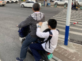 太拼了！合肥一学生电动车后座写作业