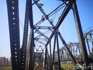 京滬線百年淮河鐵路橋進行鋼梁涂裝大修