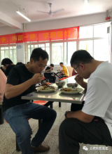 合肥皖智高复学校校长陪伴学生就餐