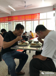 合肥皖智高复学校校长陪伴学生就餐