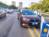 车撞道路中心护栏还继续呼呼大睡！阜阳这名酒驾司机称太疲劳